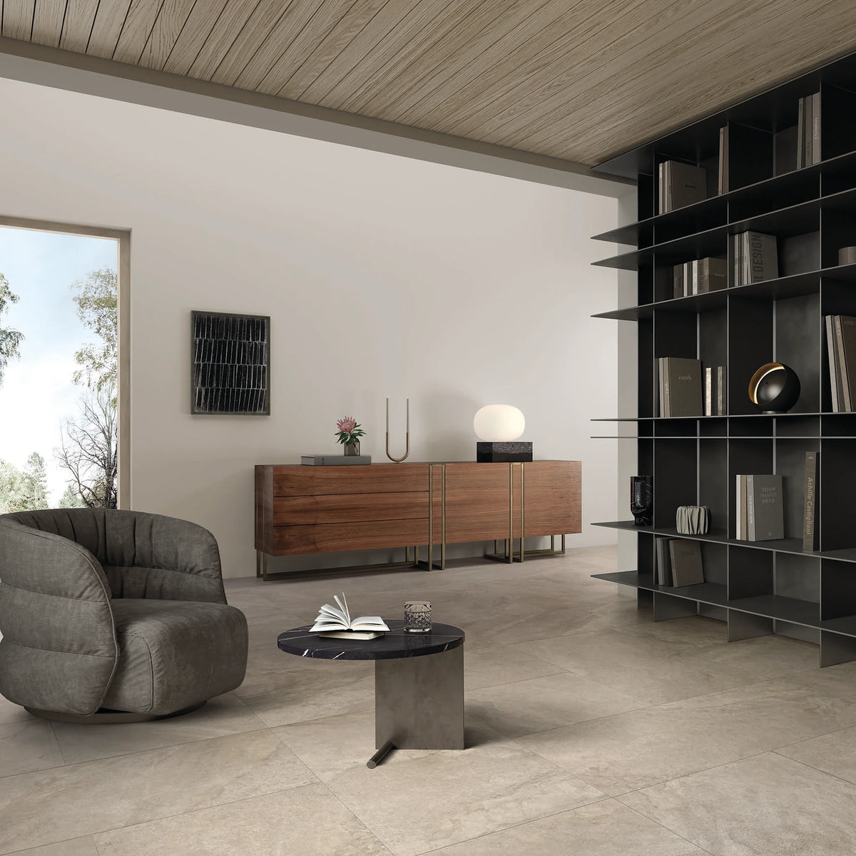 Lea Ceramiche Anthology 'Desert Worn', Worn 60x120 en 60x60 in een woonkamer met zwarte boekenkast