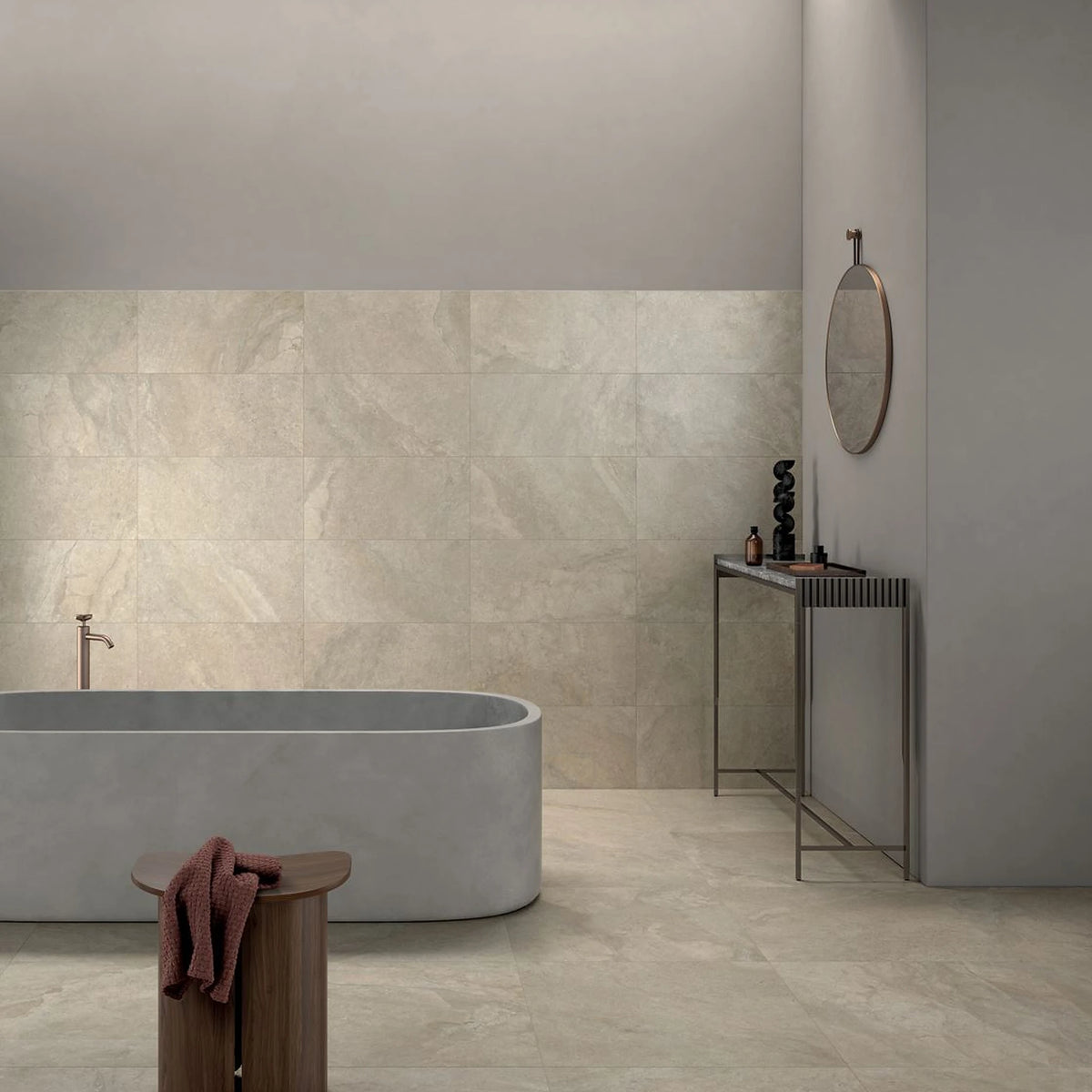 Lea Ceramiche Anthology 'Desert Worn', Worn 60x60 op de vloer en 30x60 op de wand in een badkamer met bad