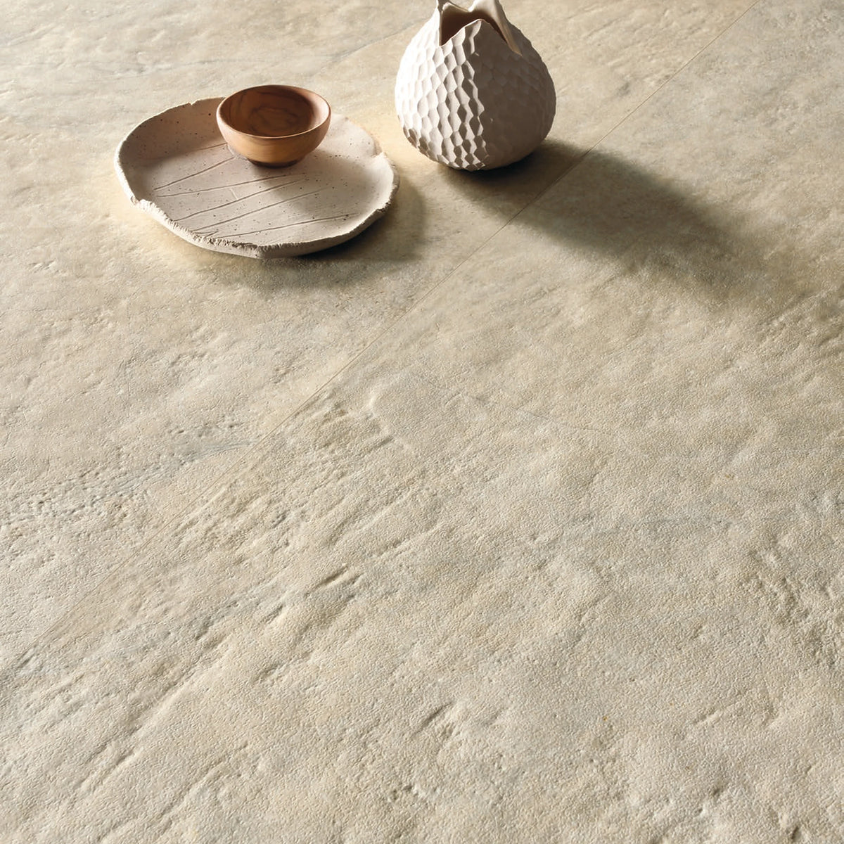 Lea Ceramiche Anthology 'Desert Worn', close-up van de Worn-afwerking met schaal en vaas