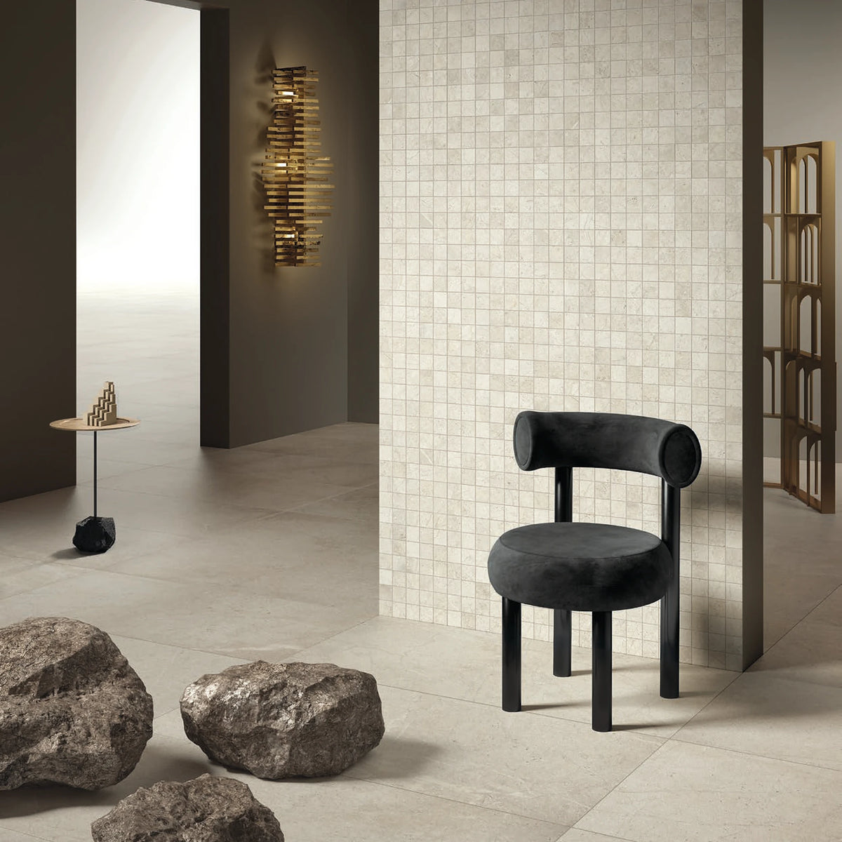 Lea Ceramiche Anthology 'White Mosaico 36', Mosaico 36 op een zuil en Natural 60x120 op de vloer, zwarte stoel