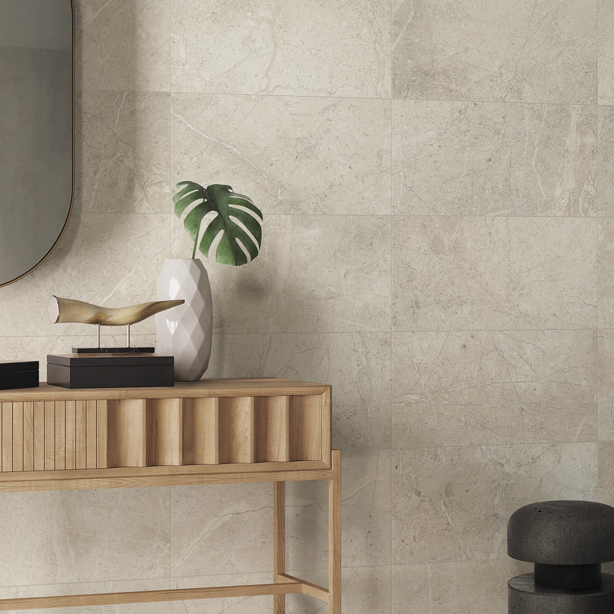 Lea Ceramiche Anthology 'White Mosaico 36', Natural 30x60 op de badkamerwand achter een houten wandmeubel
