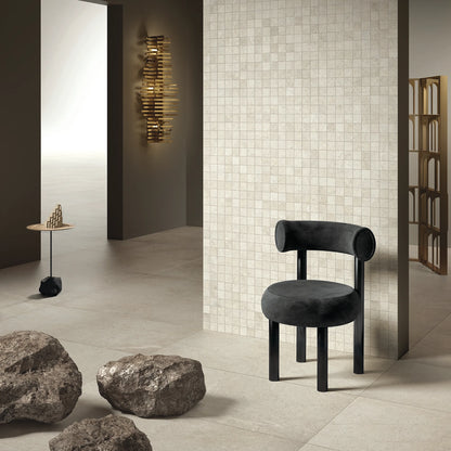 Lea Ceramiche Anthology 'White Worn Mosaico Break', Mosaico 36 op een zuil en Natural 60x120 op de vloer, zwarte stoel