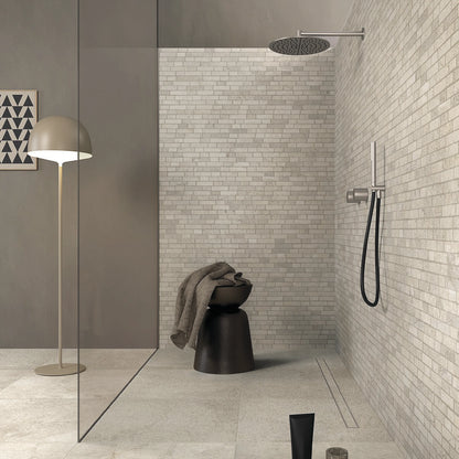 Lea Ceramiche Anthology 'White Worn', Mosaico Break in een inloopdouche met vloer in Worn 60x60