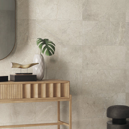Lea Ceramiche Anthology 'White Worn', Natural 30x60 op de badkamerwand achter een houten wandmeubel