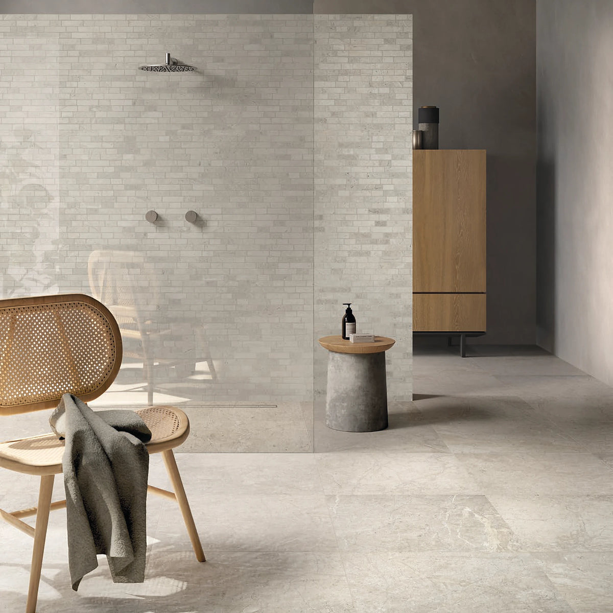Lea Ceramiche Anthology 'White Worn', Mosaico Break op de douchewand en Worn 60x60 op de vloer, rotan stoel