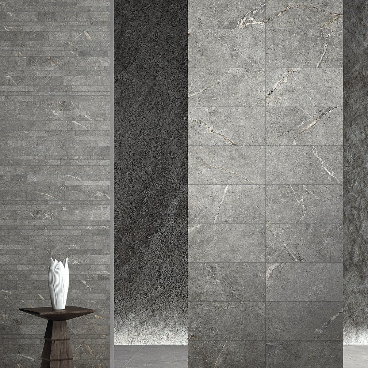 Lea Ceramiche Anthology 'Gray Worn Mosaico Break', Muretto en 30x60 op zuilen in een lounge met houten krukjes