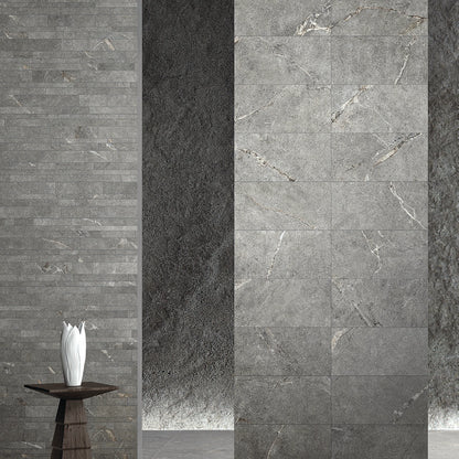 Lea Ceramiche Anthology 'Gray Worn Mosaico Break', Muretto en 30x60 op zuilen in een lounge met houten krukjes