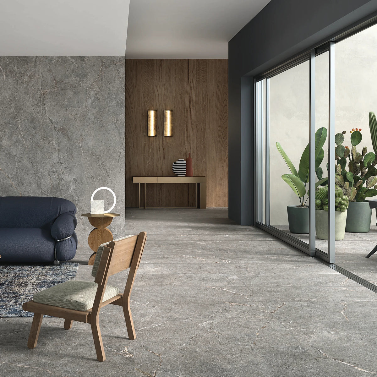 Lea Ceramiche Anthology 'Gray Worn', 60x120 op vloer en wand van een woonkamer met glazen pui