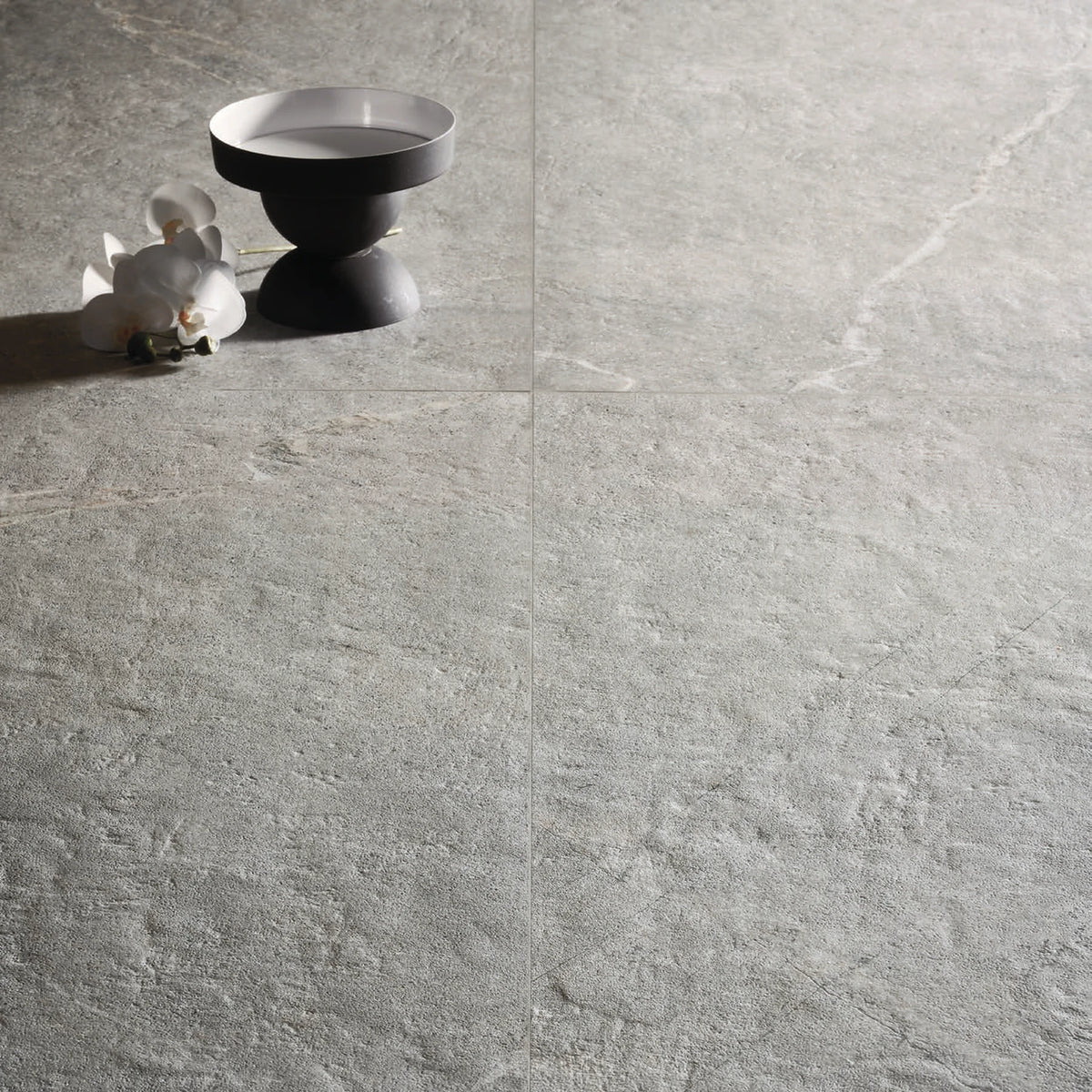 Lea Ceramiche Anthology 'Gray Worn', close-up van de Worn-afwerking met zwarte schaal