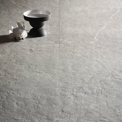 Lea Ceramiche Anthology 'Gray Worn', close-up van de Worn-afwerking met zwarte schaal