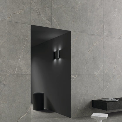 Lea Ceramiche Anthology 'Gray Worn', Natural 60x60 op de vloer en 60x120 op de wand rond een donkere nis