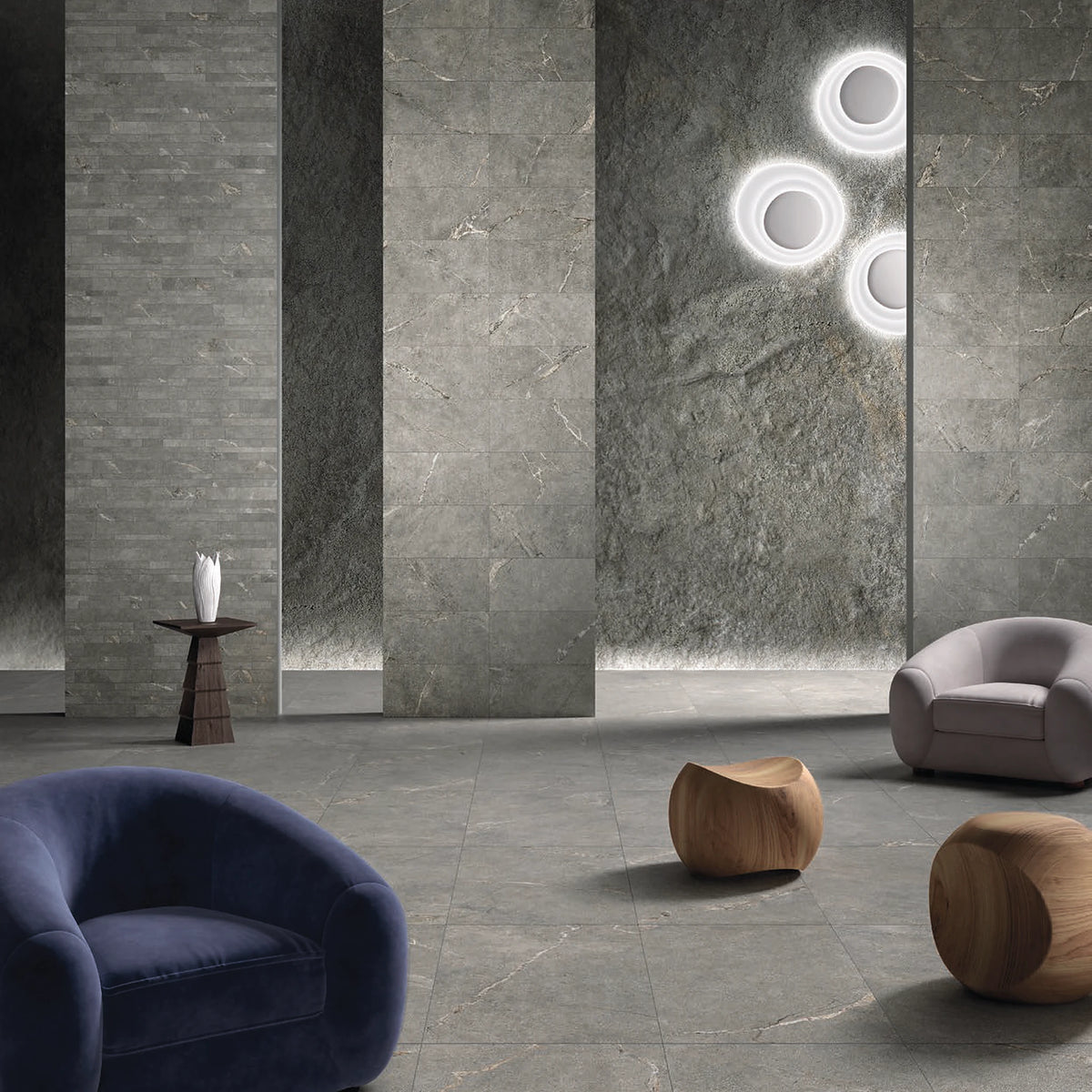Lea Ceramiche Anthology 'Gray Worn', Natural 60x60 op de vloer en 30x60 op de wand, blauwe fauteuil