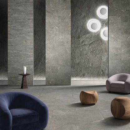 Lea Ceramiche Anthology 'Gray Worn', Natural 60x60 op de vloer en 30x60 op de wand, blauwe fauteuil