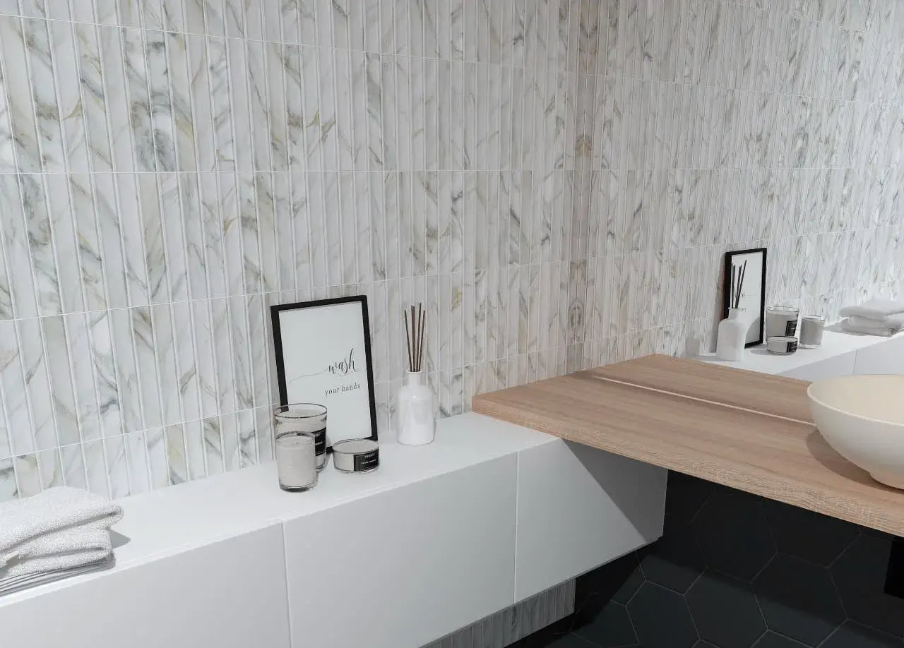 Estudio Cerámico Argos 'Calacatta Gold', witbeige marmerlook wandtegels met verticaal reliëf in een badkamer met wastafelblad