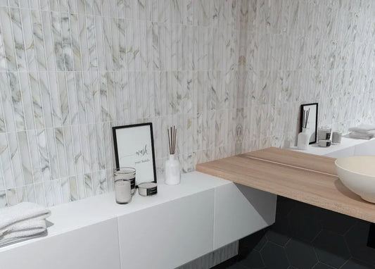 Estudio Cerámico Argos 'Calacatta Gold', witbeige marmerlook wandtegels met verticaal reliëf in een badkamer met wastafelblad