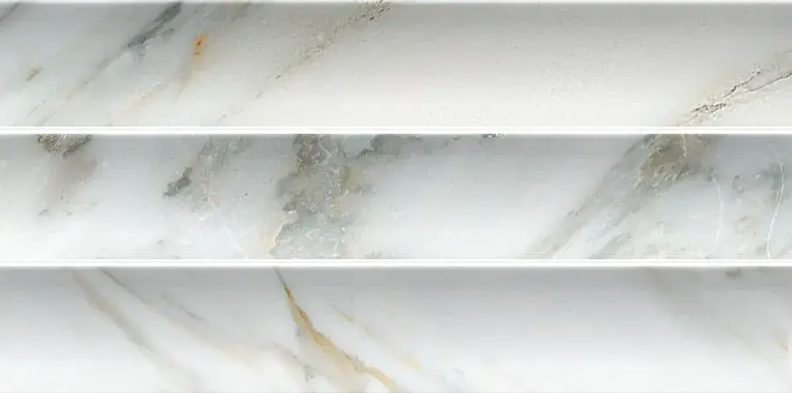 Estudio Cerámico Argos 'Calacatta Gold', witbeige marmerlook wandtegels met goudbruine adering en golvend reliëf