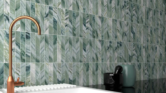 Estudio Cerámico Argos 'Jade', groene marmerlook wandtegels met visgraatreliëf als keukenachterwand met koperen kraan