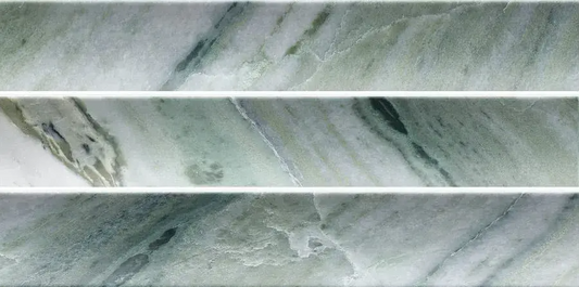 Estudio Cerámico Argos 'Jade', grijsgroene marmerlook wandtegels met donkere adering en golvend reliëf