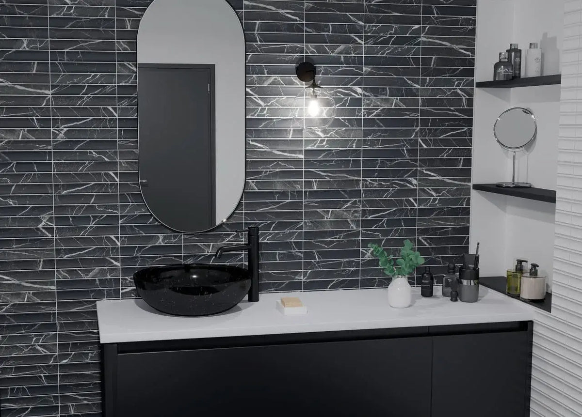 Estudio Cerámico Argos 'Marquina', zwarte marmerlook wandtegels met verticaal reliëf in een badkamer met spiegel en waskom