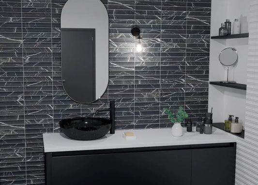 Estudio Cerámico Argos 'Marquina', zwarte marmerlook wandtegels met verticaal reliëf in een badkamer met spiegel en waskom