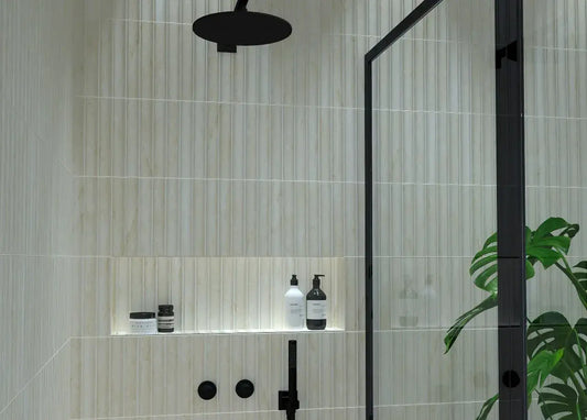 Estudio Cerámico Argos 'Travertino', beige travertijnlook wandtegels met verticaal reliëf in een inloopdouche met regendouche