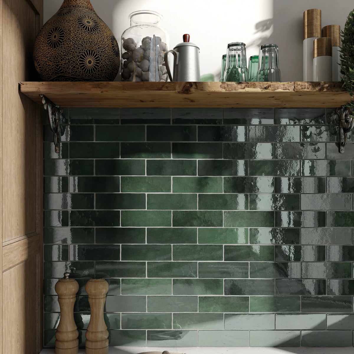 Equipe Cerámicas Artisan 'Moss Green', groene wandtegels 6,5x20cm in halfsteensverband onder een houten wandplank