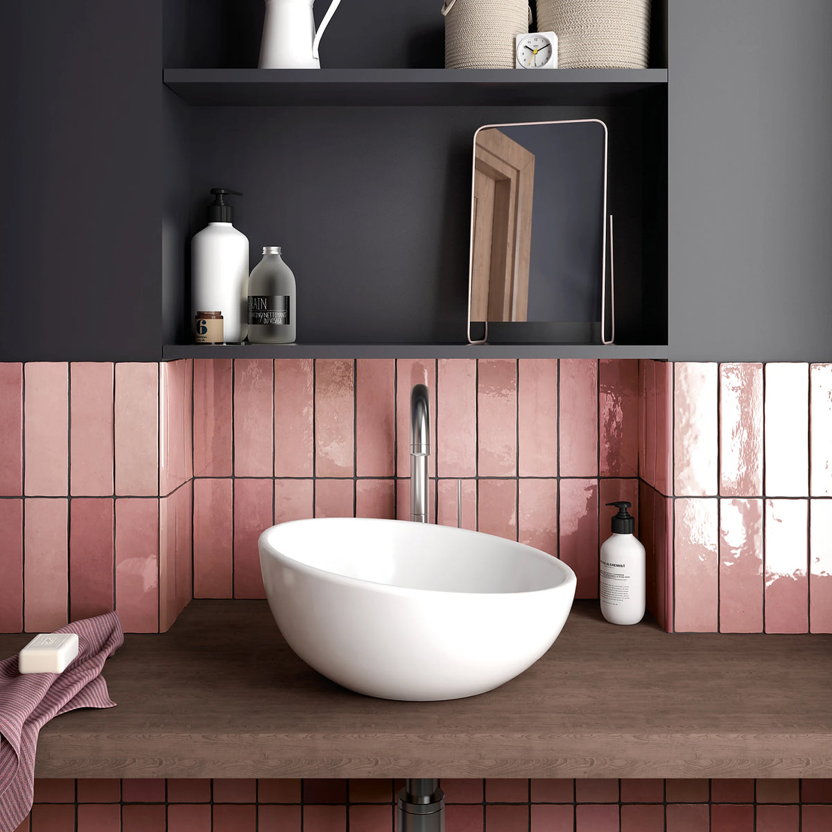 Equipe Cerámicas Artisan 'Rose Mallow', roze wandtegels 6,5x20cm staand gelegd achter een waskom op een houten blad