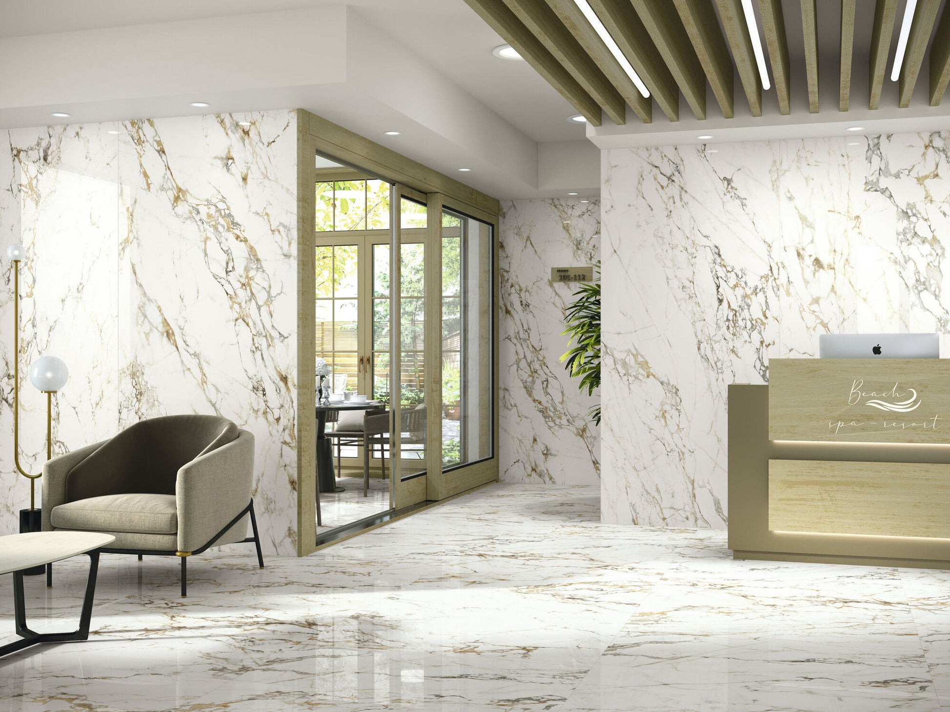 Baldocer Cerámica Bellagio, witte marmerlook wand en vloer met goudbruine adering in een ontvangsthal met balie en fauteuil