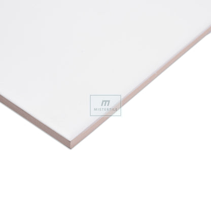 Tebe Blanco 'Wit', detail van de hoek en de dikte van de witte matte wandtegel