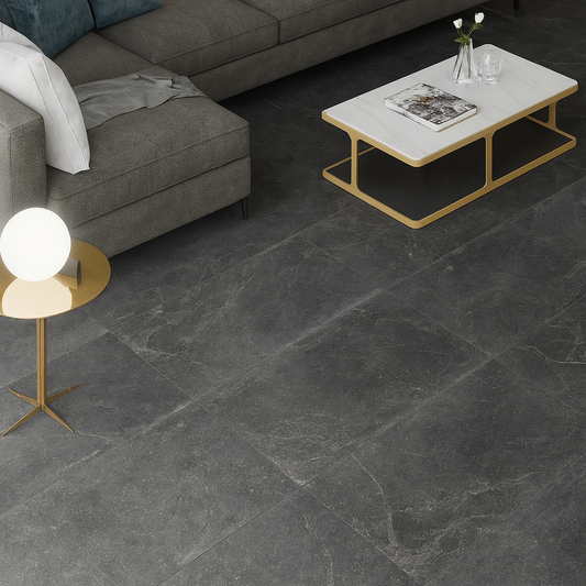 Keraben Bleuemix 'Black Soft', antracieten marmerlook vloertegels van bovenaf met een grijze hoekbank en witte salontafel