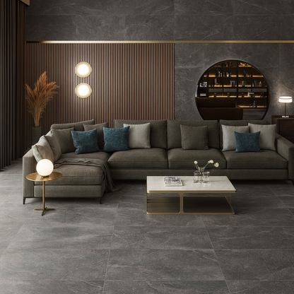 Keraben Bleuemix 'Black Soft', antracieten marmerlook vloer- en wandtegels in een donkere woonkamer met houten lamellenwand