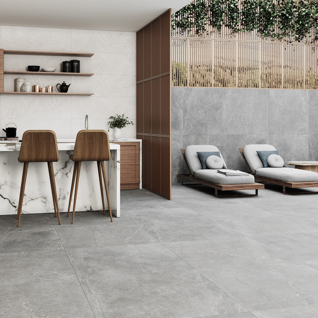 Keraben Bleuemix 'Grey Soft', grijze vloertegels die doorlopen van een keuken naar een terras met ligbedden