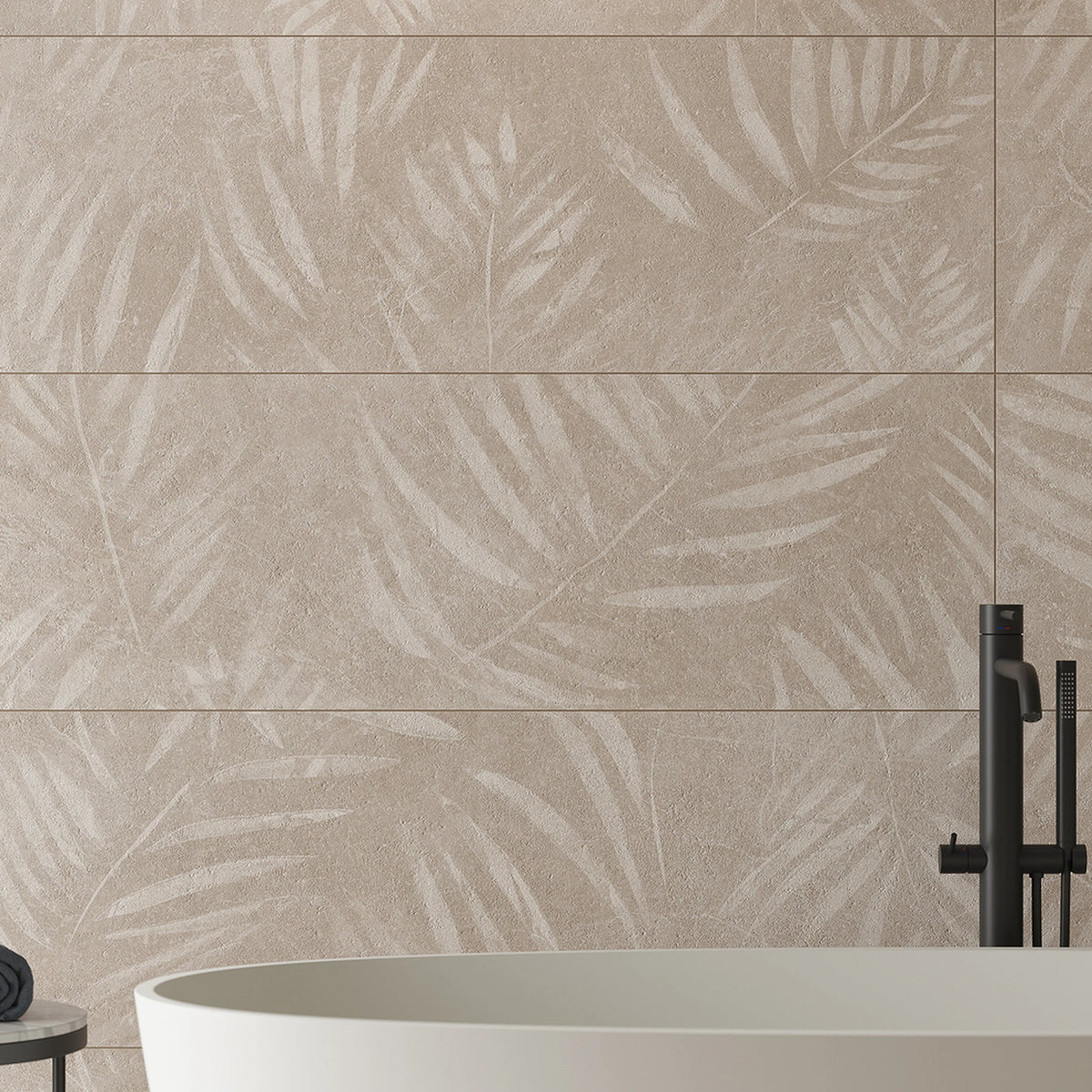 Keraben Bleuemix 'Taupe', taupe wandtegels, hier met palmbladdecor Art, achter een vrijstaand bad