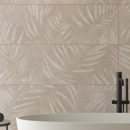 Keraben Bleuemix 'Taupe', taupe wandtegels, hier met palmbladdecor Art, achter een vrijstaand bad