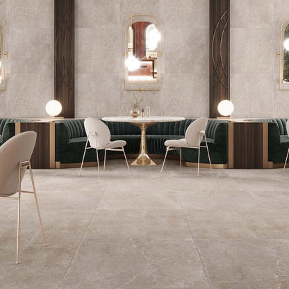Keraben Bleuemix 'Taupe Soft', taupe vloer- en wandtegels in een restaurant met groene bankjes en verlichte spiegels
