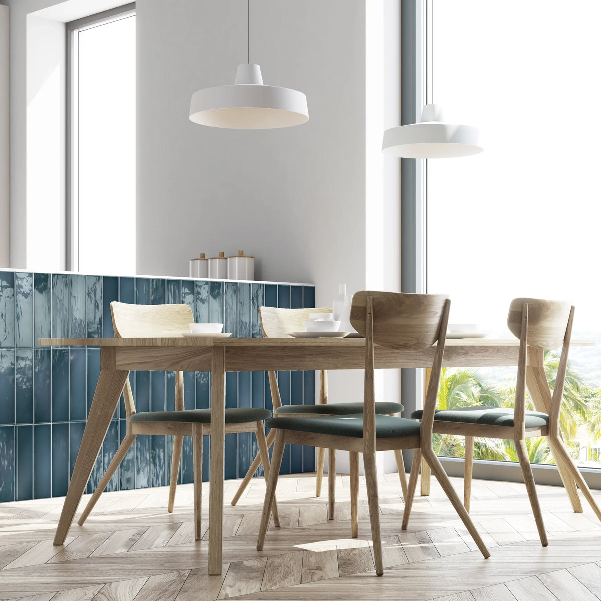 Estudio Cerámico Borriana 'Ocean', blauwe wandtegels in een eethoek met een houten tafel en stoelen bij een groot raam