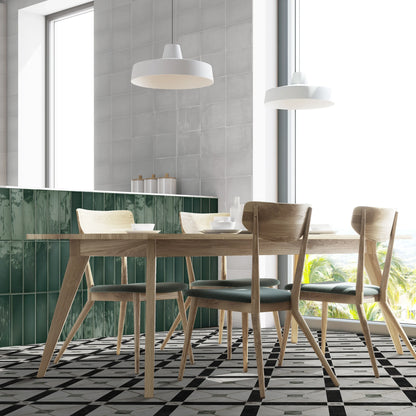 Estudio Cerámico Borriana 'Green', donkergroene wandtegels in een eethoek met houten tafel en een zwart-wit geblokte vloer