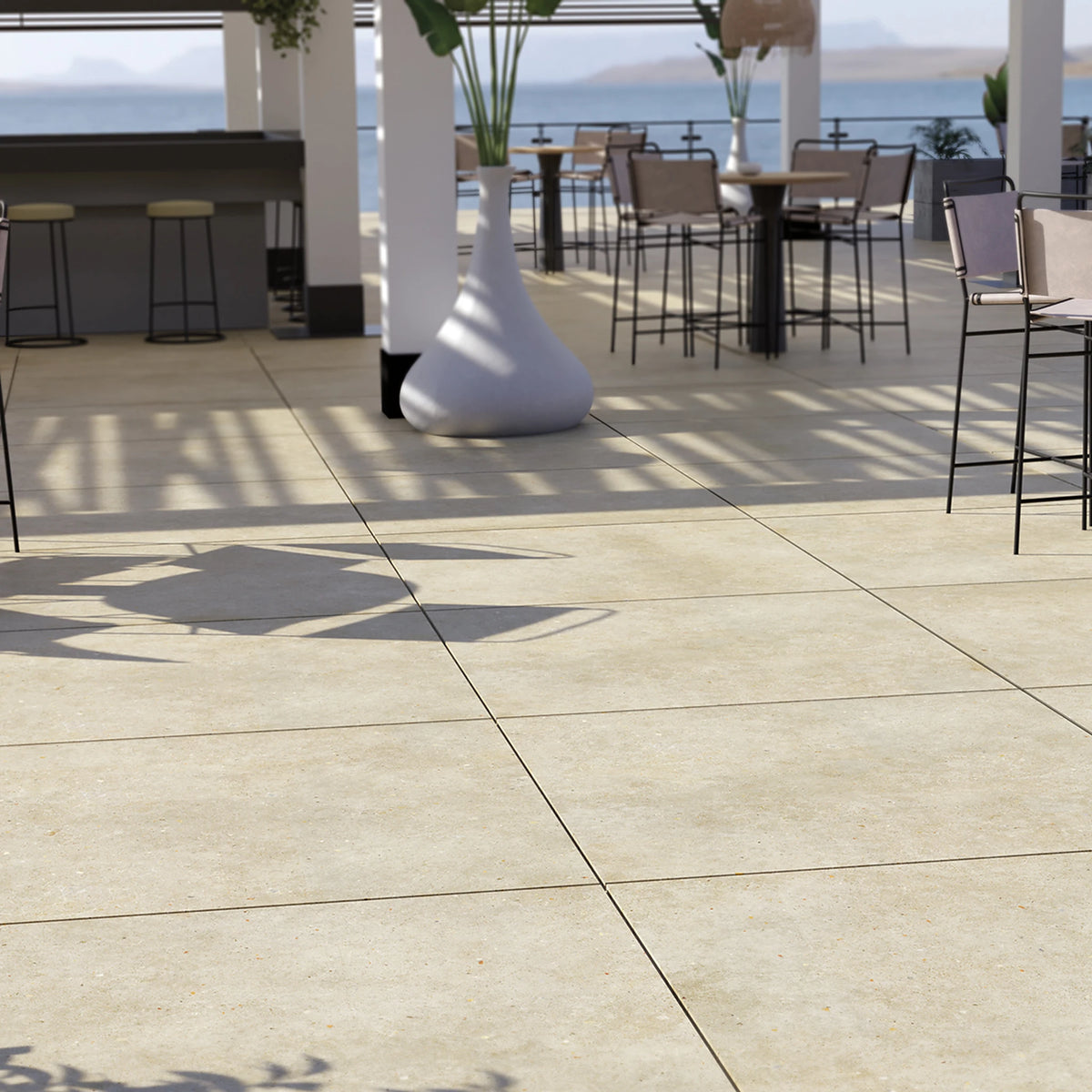 EnergieKer Brera 'Bloom', hier als 2 cm buitentegel 120x120cm op een restaurantterras aan zee
