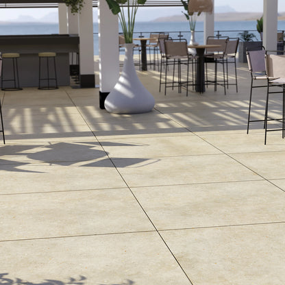 EnergieKer Brera 'Bloom', hier als 2 cm buitentegel 120x120cm op een restaurantterras aan zee
