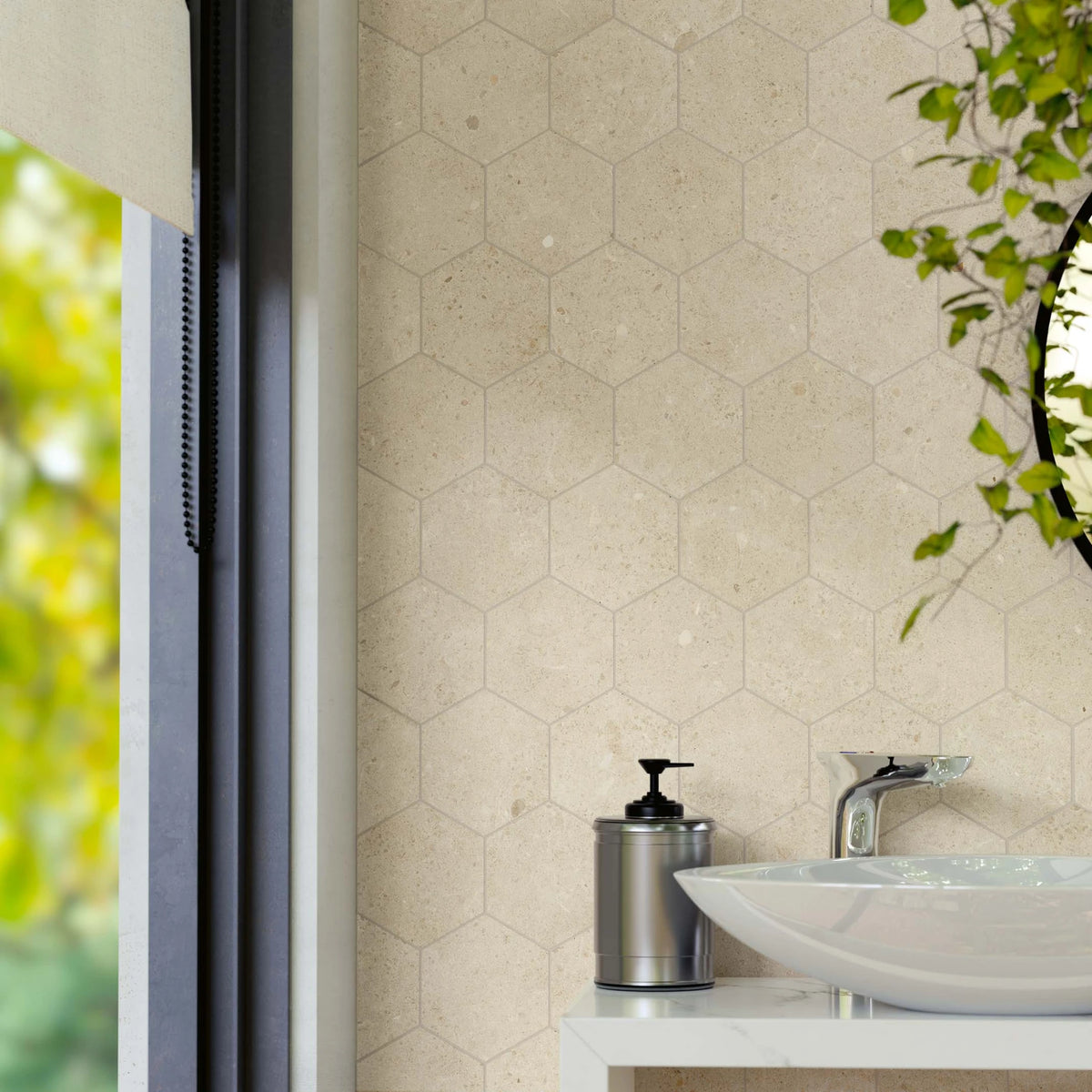 EnergieKer Brera 'Bloom', hier als zeshoekig mozaïek op de wand van een badkamer met waskom