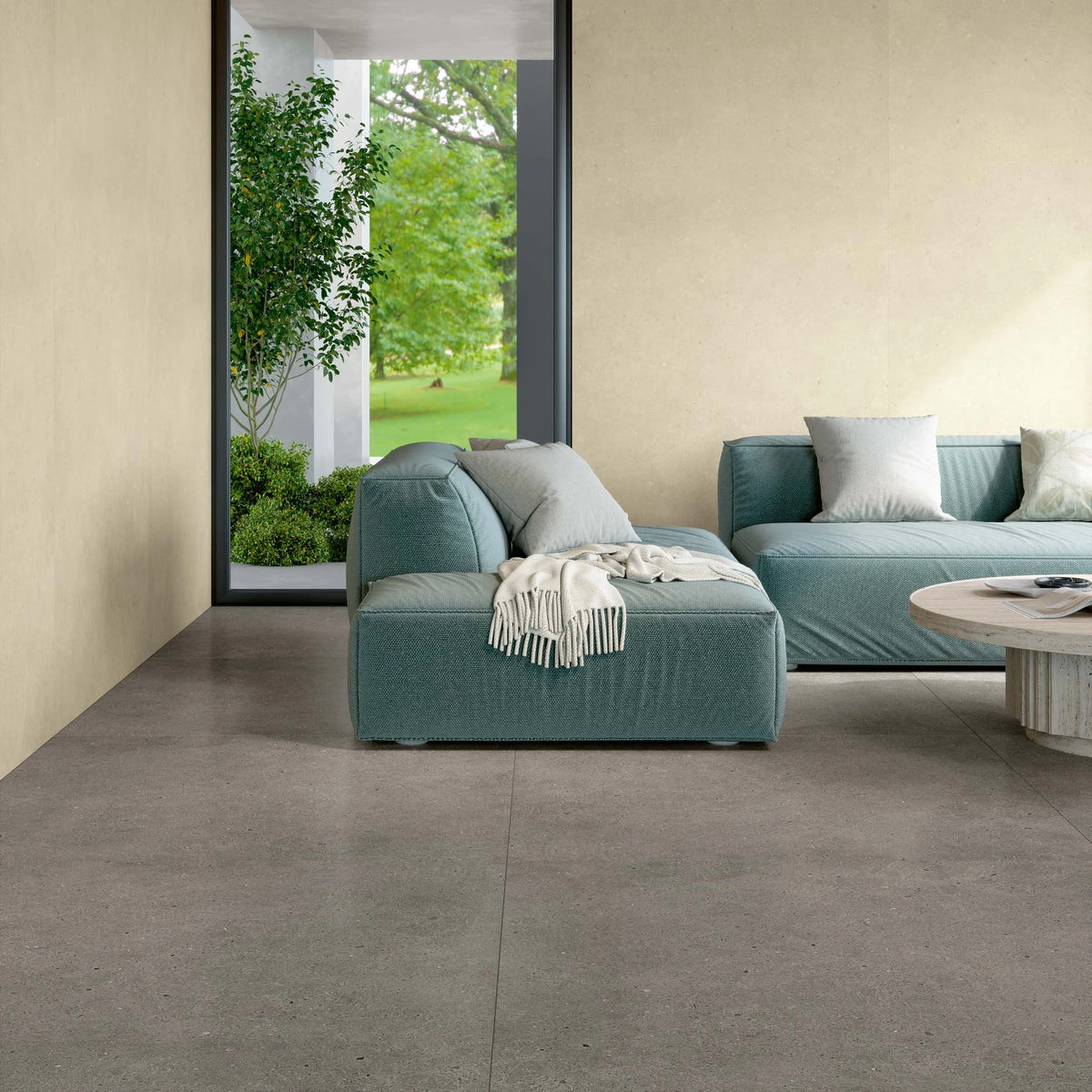 EnergieKer Brera 'Frame', hier 120x120cm als vloer in een woonkamer met groenblauwe bank en een beige wand