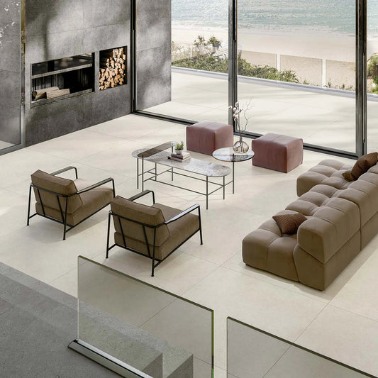 EnergieKer Brera 'Fresh', lichte vloertegels 120x120cm in een woonkamer met open haard en zeezicht