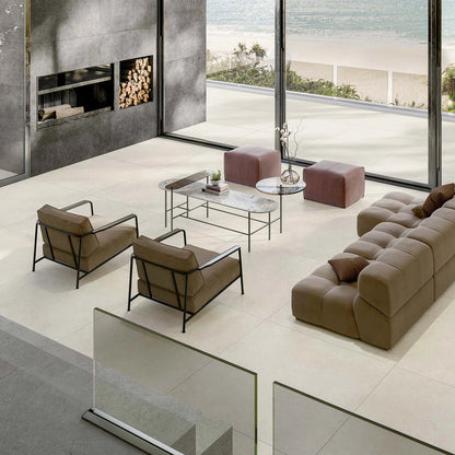 EnergieKer Brera 'Fresh', hier 120x120cm als lichte vloer in een woonkamer met open haard en zeezicht