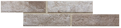 Ceramica Rondine Bristol 'Rust', vier losse grijsbeige baksteenlook tegels in halfsteensverband op een witte achtergrond