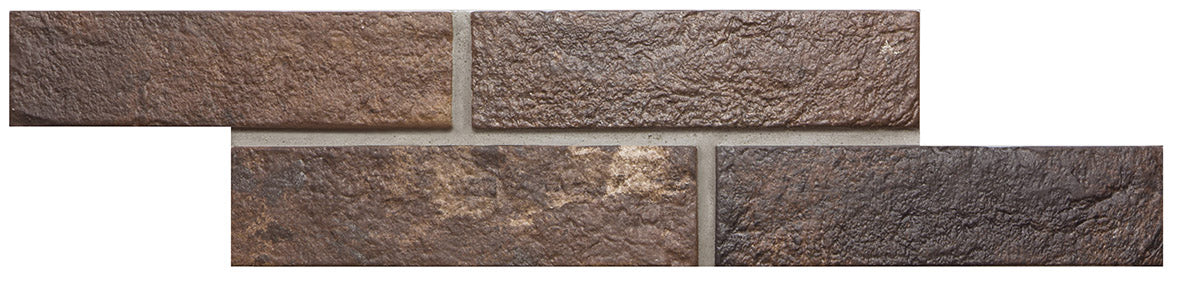 Ceramica Rondine Bristol 'Umber', vier losse roodbruine baksteenlook tegels in halfsteensverband op een witte achtergrond