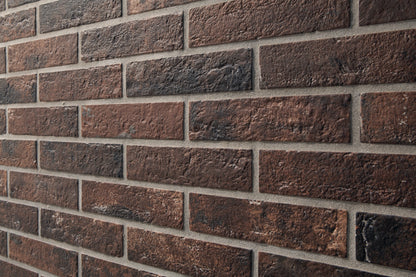 Ceramica Rondine Bristol 'Umber', donkerroodbruine baksteenlook tegels als volledige wand in strijklicht
