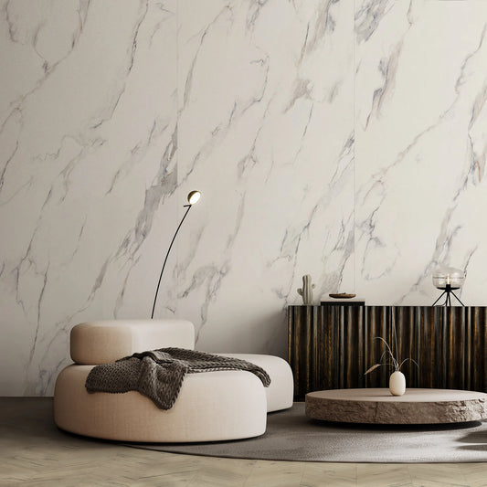 EnergieKer Calacatta, matte tegels 120x280 op de wand van een lichte woonkamer met ronde banken