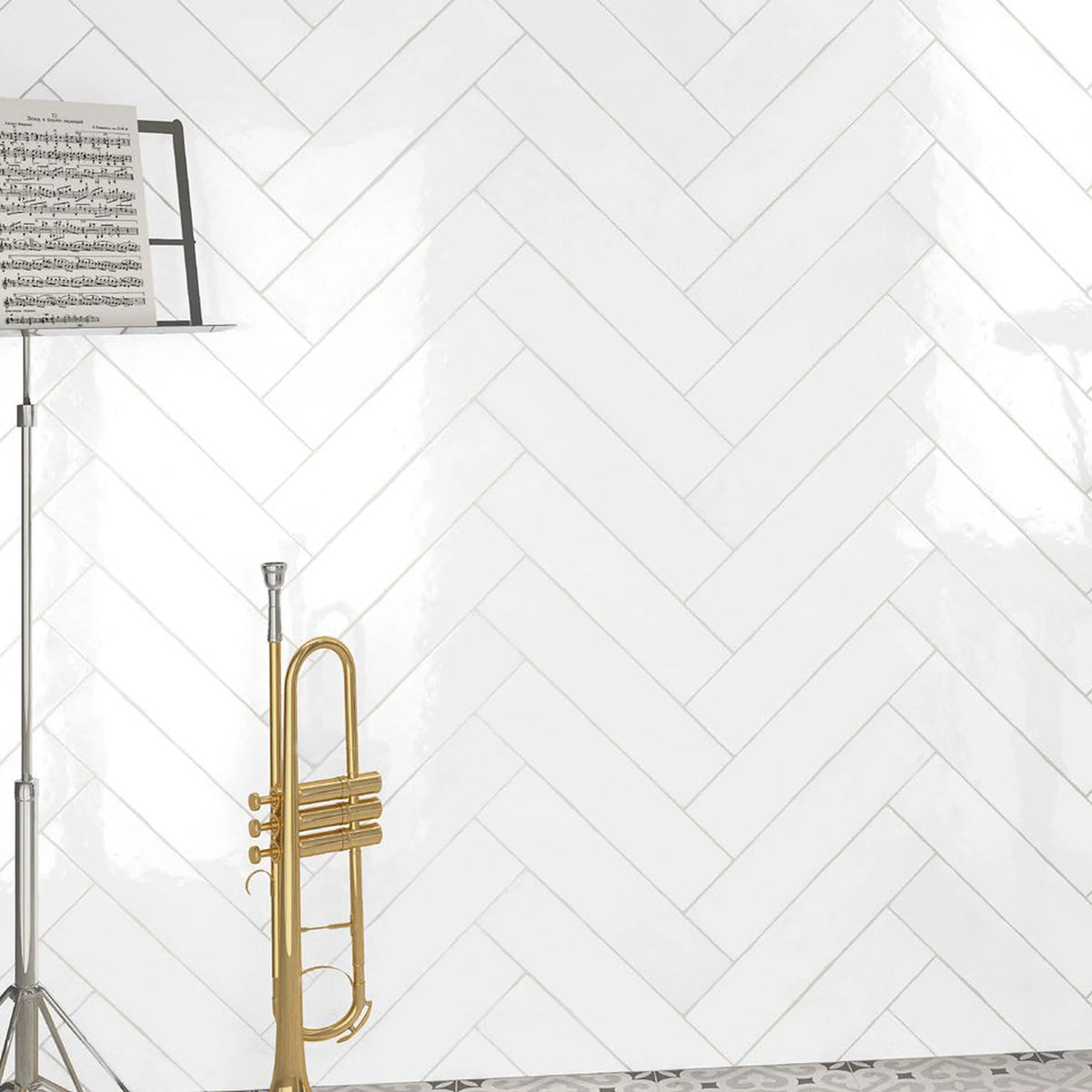 Estudio Cerámico Camden 'White', witte glanzende wandtegels 7,5x30cm in visgraat met een trompet en muziekstandaard