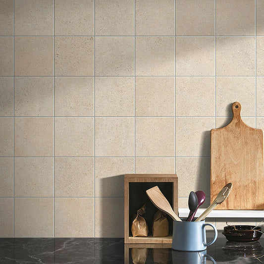 Ceramica Valsecchia Capital 'Sand', wandtegels 15x15 boven een keukenblad met snijplank en houten kistje