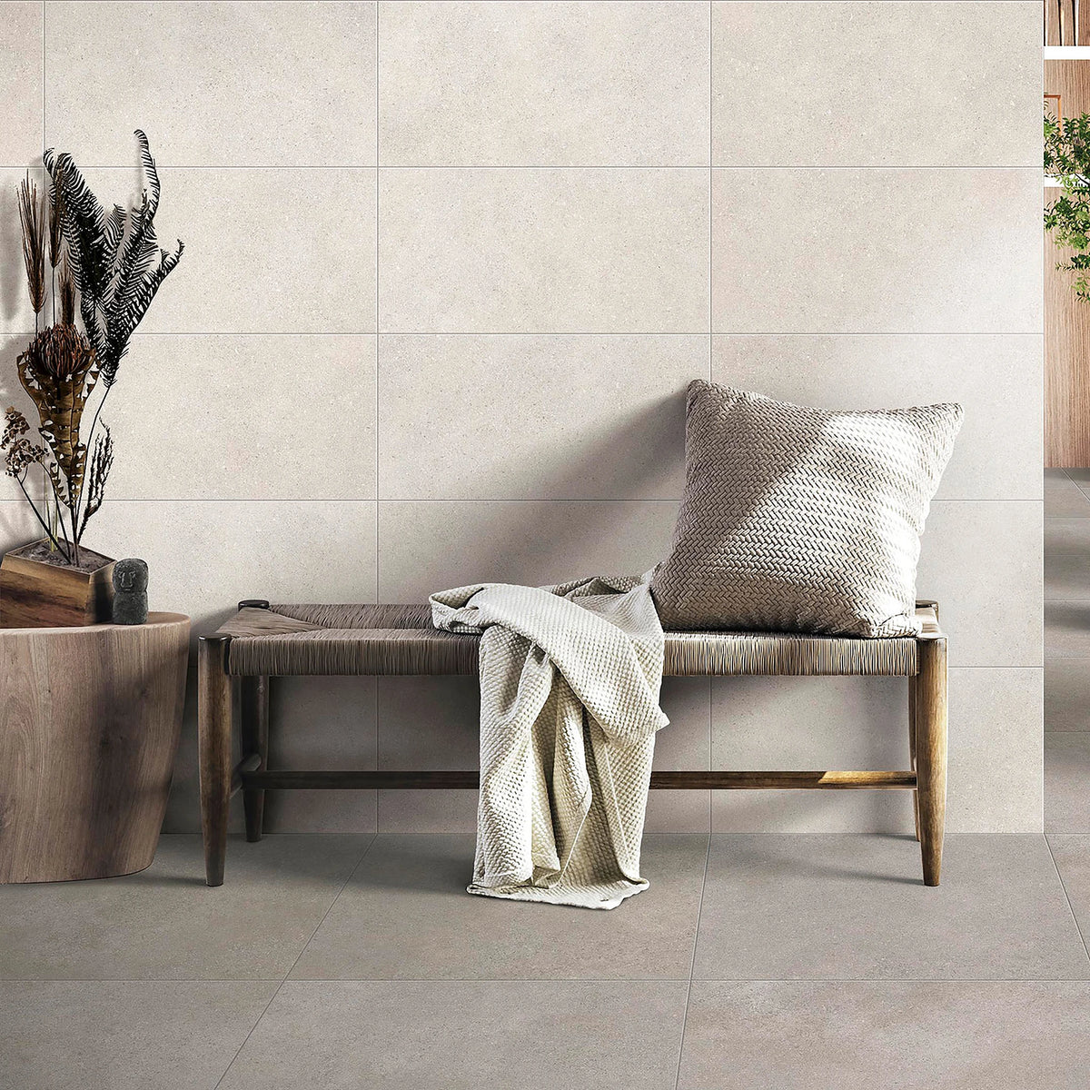 Ceramica Valsecchia Capital 'Ice', wandtegels 30x60 achter een rieten bank in een lichte hal, vloer in Silver 60x60